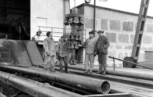 鉆頭旁的工人 鉆頭旁的工人